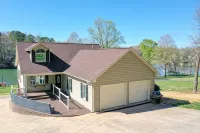 Pristine lake house offering watersports, gameroom favorites, and stunning view - Balkon