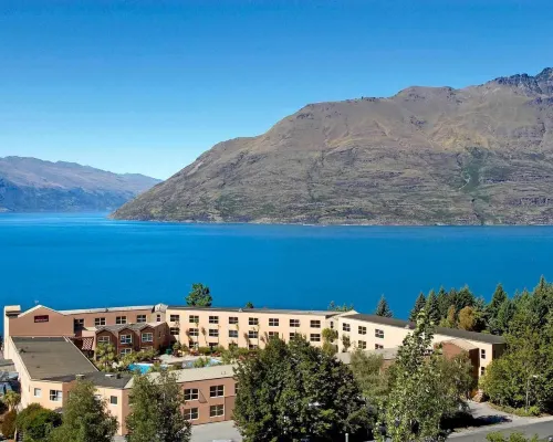 Mercure Queenstown Resort Hotel berhampiran Patung Moa