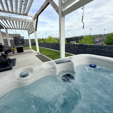 New house!! Outdoor Hot tub with beautiful sunset views