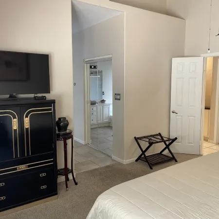 Love Your Privacy -- The Whole House In La Jolla Village Is Yours!!