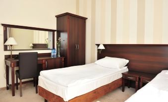 Hotel Bialy Dwor - Housity