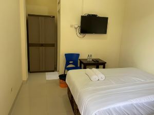 Jatiwinangun Homestay Near Gor Satria Purwoketo Mitra RedDoorz