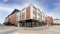 Royal House Luxury Apartments - Chester Hotels in Mollington