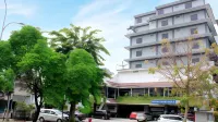 Hotel New Idola Hotels in Matraman