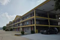 Super 8 by Wyndham Metairie Hotel di Metairie