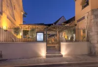 Hôtel Aux Vieux Remparts the Originals Relais