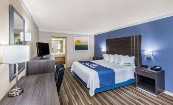 Days Inn & Suites by Wyndham Braunig Lake