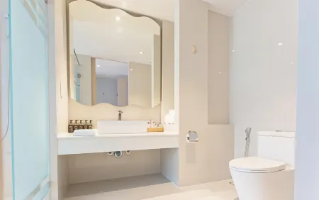 Beyond Patong Отели рядом с достопримечательностью «Tha Rua Shrine»