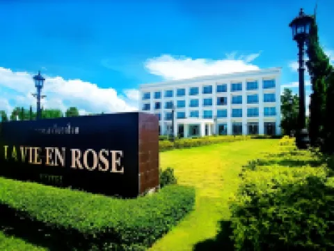 LA VIE EN ROSE HOTEL Hotels near Oub Kham Museum