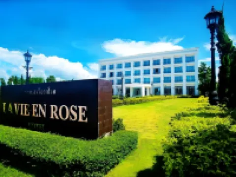 LA VIE EN ROSE HOTEL Hotels near Wat Pra Sing