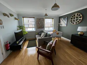 Ground Floor Apartment, Central Location with Free Parking