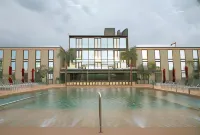 Howard Johnson by Wyndham Resistencia La Ribera - С бассейном