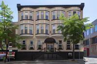 Victorian Hotel Hotels near Steam Clock