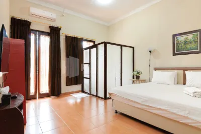 SR Residence Near Mall Ciputra Cibubur Mitra RedDoorz Hotels near Masjid Al Ishlaah