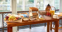 The Boathouse Inn & Riverside Rooms - servizio colazione