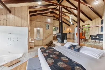 Treetops Seaview Montville Hotels near The Big Pineapple