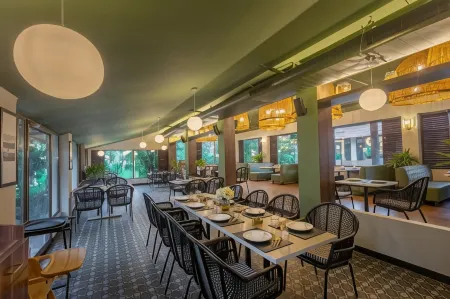 Green Meadows Resort Отели рядом с достопримечательностью «Арулмиг Марундеесварар Темпл»