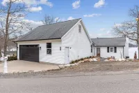 Maston Lake Paradise-Sleeps 12-Lake Getaway! Sand Lake MI Hotel di Spencer Township
