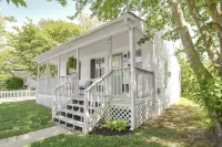 2 Bedroom Cozy Beach Cottage with Water Access