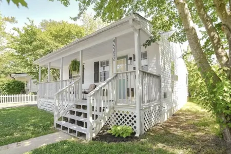 2 Bedroom Cozy Beach Cottage with Water Access