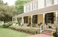 Hodge Podge Lodge - balcony