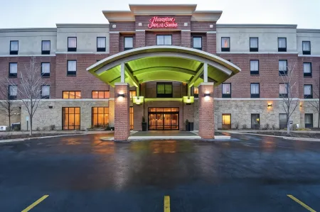 Hampton Inn & Suites Detroit-Canton Отели рядом с достопримечательностью «Публичная библиотека Кантон»