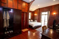 Baan Lhang Wangh, house behind the palace Hotell i Ban Khlong