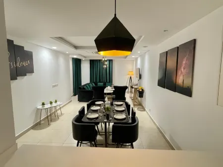 Gold Crest Air Reside Hotel Apartments DHA Lahore Отели рядом с достопримечательностью «Лахор Юниверсити оф Менеджмент Сайенсиз»