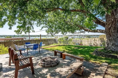 Spacious 5-bedroom House Just 1 Block from the Lake, with a Boat Launch!