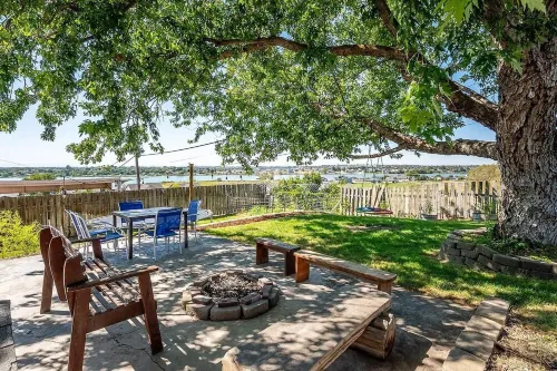 Spacious 5-bedroom House Just 1 Block from the Lake, with a Boat Launch!