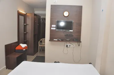 Hotel Temple City Hotels near SCN024 - Pazhayarai Vadathali Temple