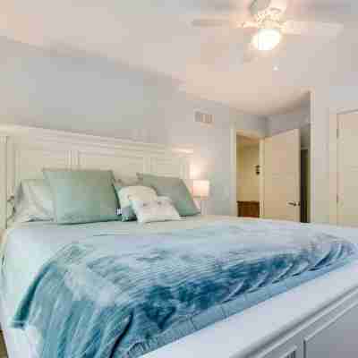 Luxury Beach House-6 Bedrooms, Game Room, Yard, Fire Pit-Walk to Beach & Town Rooms