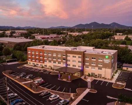 Holiday Inn Express & Suites ROANOKE – CIVIC CENTER by IHG Hotels in Roanoke