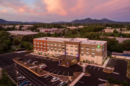 Holiday Inn Express & Suites Roanoke – Civic Center