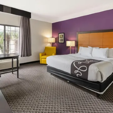 La Quinta Inn & Suites by Wyndham Phoenix Scottsdale オレンジ・ツリー・ゴルフ・コース周辺のホテル