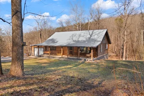 Spacious Entertainment Room and Cozy Atmosphere - Charming Cedar Retreat Hotels in Pulaski County