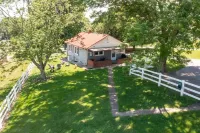 Comfy Dog Friendly Cottage w/ Large Fenced Yard Hotels in der Nähe von Biltmore Bass Pond And Boathouse