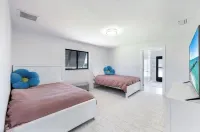 Oceanfront Retreat in Fort Myers - 3 Bedrooms, Private Pool Các khách sạn ở Iona