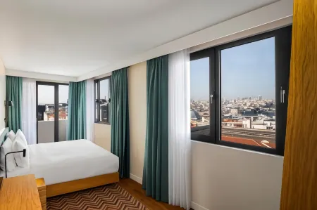 Hampton by Hilton Istanbul Sirkeci Отели рядом с достопримечательностью «Змеиная колонна»
