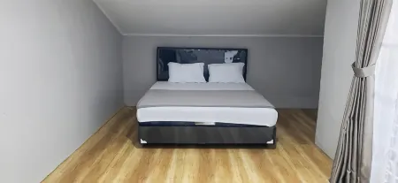 Costay Hobbit House Syariah Отели в г. Pacet