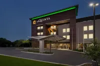 La Quinta Inn & Suites by Wyndham San Antonio Seaworld/Lafb Hotels in West San Antonio