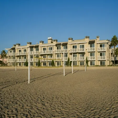 Beach House Hotel at Hermosa Beach Отели рядом с достопримечательностью «Hermosa Beach Pier»
