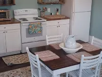 Charming 2-bedroom apartment in quiet downtown neighborhood in Petersburg Hotels in Grant County