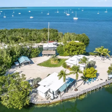 Tiki Hut and Dockage for Boats - Charming Coastal Haven