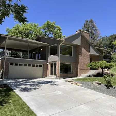 Luxury Home with 8 beds Hot Tub and an Awesome Deck!