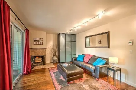 Downtown Kirkland Condo! Newly Renovated with Patio Отели рядом с достопримечательностью «Южный Киркленд Парк энд Райд»