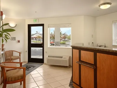 Super 8 by Wyndham Cloverdale Wine Country