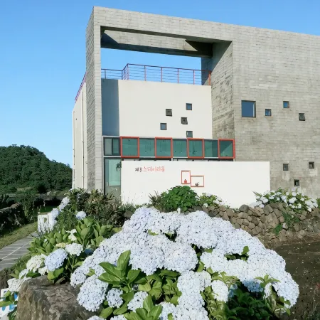 Seogwipo Stay Raum Pension Отели рядом с достопримечательностью «The Venice Land»