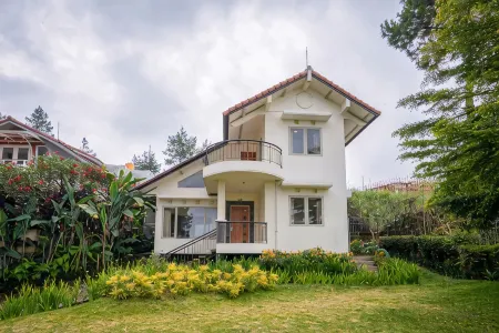 Giri Indah Six, Lembang Отели рядом с достопримечательностью «Taman Kupu-Kupu Cihanjuang»