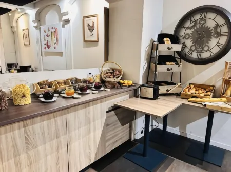 Logis Hotel Noemys Gradignan Отели рядом с достопримечательностью «Eglise St-Pierre de Gradignan»